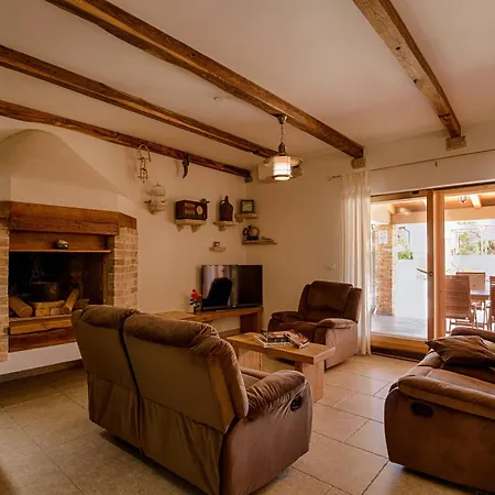 Βίλα With Pool, Garden, In A Quiet Small Village - By Traveler Tourist Agency Krk - Id 2179 *