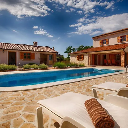Βίλα With Pool, Garden, In A Quiet Small Village - By Traveler Tourist Agency Krk - Id 2179 *