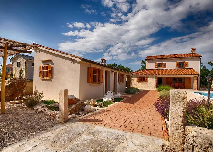 빌라 With Pool, Garden, In A Quiet Small Village - By Traveler Tourist Agency Krk - Id 2179